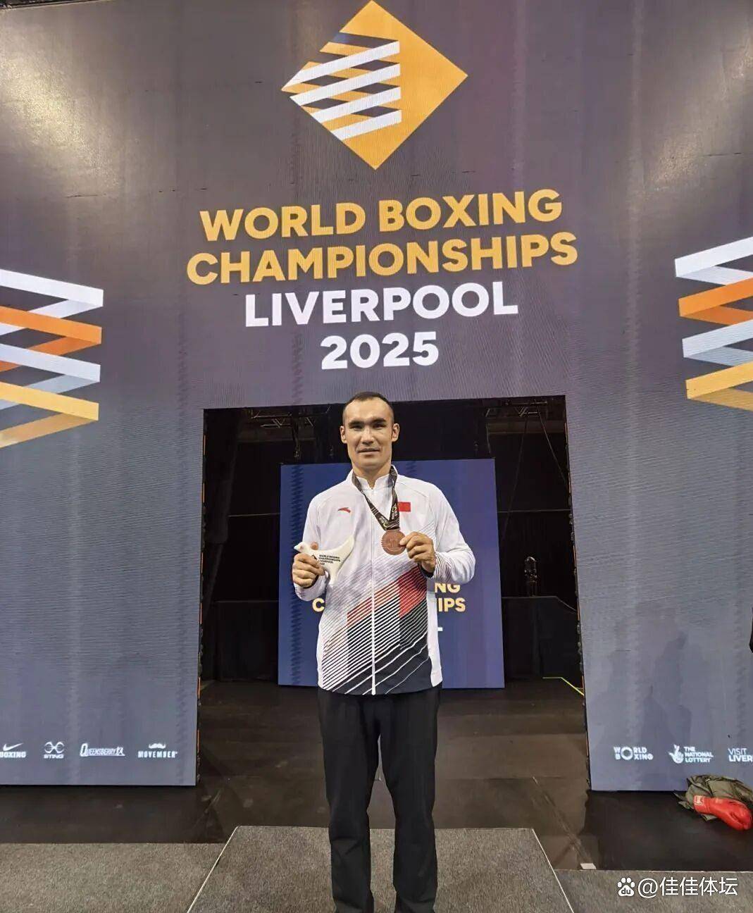 他不仅赢得, 绩位居榜首 他不仅赢得, 绩位居榜首