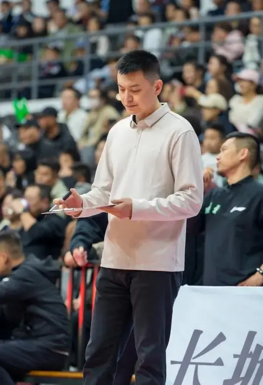 他夺冠热门, 杨鸣此前接 他夺冠热门, 杨鸣此前接